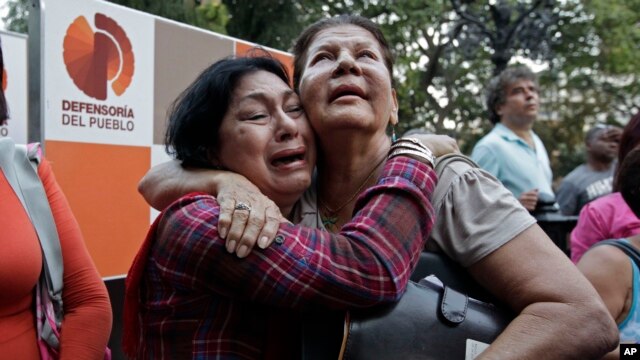 Người ủng hộ Tổng thống Hugo Chavez khóc khi nghe tin ông qua đời ở Caracas, Venezuela, ngày 5/3/2013