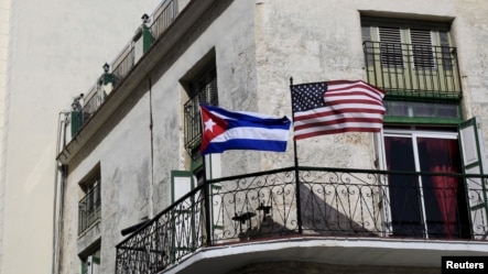 La banderas de Estados Unidos y Cuba ondean en algunos edificios de La Habana, en anticipación a la histórica visita del presidente Barack Obama. 