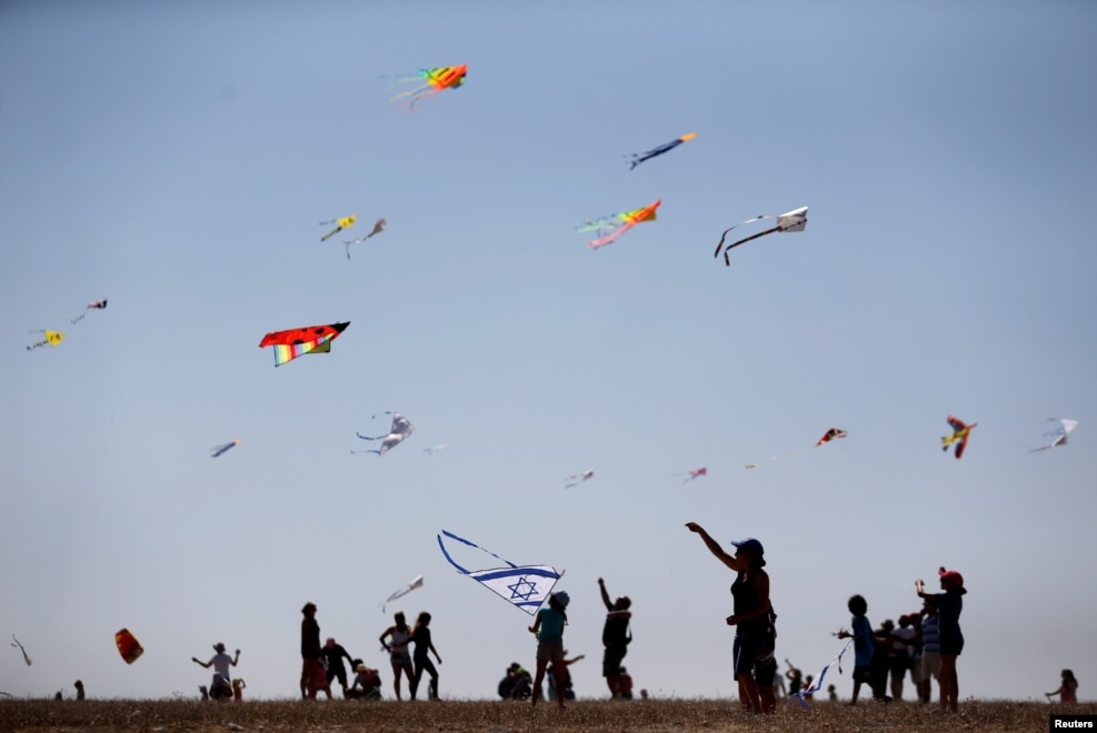 유대력 새해 명절 가운데 하나인 '로쉬 하샤나'를 맞아 이스라엘 중부의 베이트구브린 국립공원에서 연을 날리고 있는 주민들.