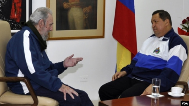 Fidel Castro conversa con Hugo Chávez durante una de las visitas de éste a La Habana.