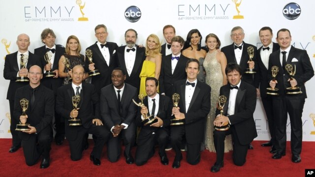 Los actores y el equipo de Homeland posan tras bambalinas en la 64ª entrega de los Premios Emmy de horario estelar.