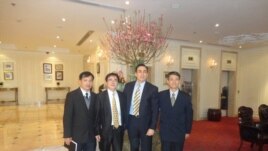 Luật sư Nguyễn Văn Ðài, Luật sư Lê Quốc Quân, và Bác sĩ Phạm Hồng Sơn (phải) trong một cuộc gặp với giới chức chính trị Tòa đại sứ Hoa Kỳ Michael Orona.