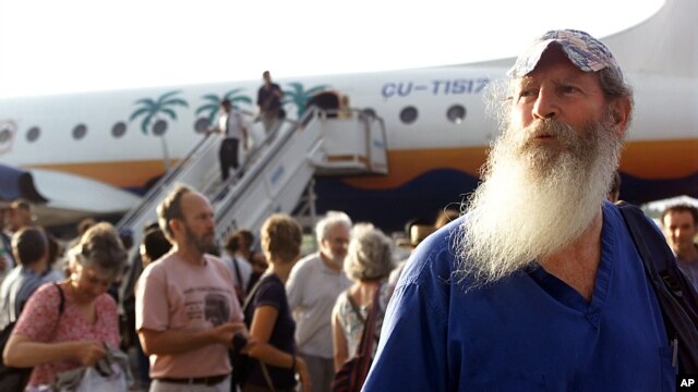 Ned Powell, de Madison (Wisconsin), llega con una delegación de "Pastores por la Paz" al aeropuerto José Martí de La Habana, Cuba, llevando 80 toneladas de ayuda Humanitaria para la isla.