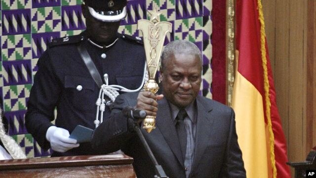 Makamu rais wa Ghana John Mahama akiapishwa kuchukua madaraka.