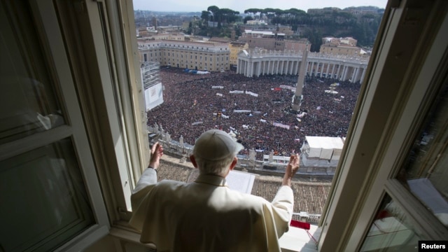 Đức Giáo hoàng Benedict XVI chủ trì buổi cầu nguyện cuối cùng tại Quảng trường Thánh Phêrô ở Vatican, ngày 24/2/2013, trước khi thoái vị. 