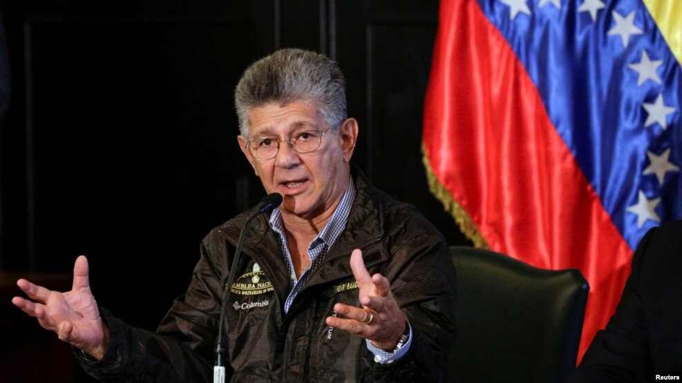 Henry Ramos Allup, presidente de la Asamblea Nacional de Venezuela, dice que el gobierno lo quiere encarcelar.