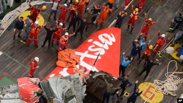 Một phần đuôi chiếc máy bay AirAsia được đưa lên từ đáy Biển Java, ngày 10 tháng 1, 2015.