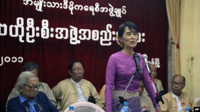 Burmese democracy leader Aung San Suu Kyi talks to members of the National League for Democracy at their headquarters in Rangoon, November 18, 2011.
