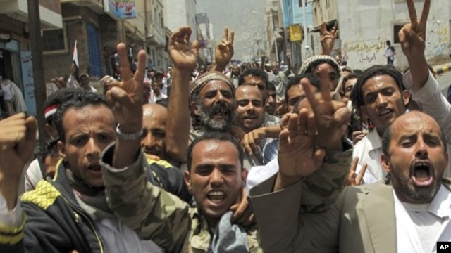 Anti-government protesters shout slogans during a demonstration to demand the ouster of Yemen's President Ali Abdullah Saleh in the southern city of Taiz , June 17, 2011