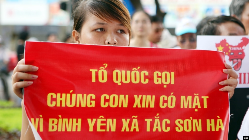 Một người biểu tình giương biểu ngữ trong một cuộc biểu tình chống Trung Quốc ở Hà Nội, 14/8/2011.
