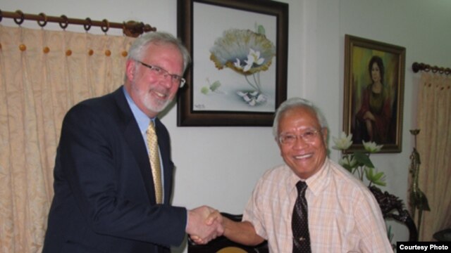 Đại sứ David Shear và Bác sỹ Nguyễn Đan Quế, người sáng lập và là chủ tịch của Phong trào Nhân quyền phi bạo lực ở Việt Nam tại nhà Bác sỹ Quế ngay sau cuộc gặp gỡ ngày 17/8/2012.