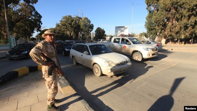 Một nhân viên an ninh tuần tra ở thành phố Benghazi, 12/2/2013