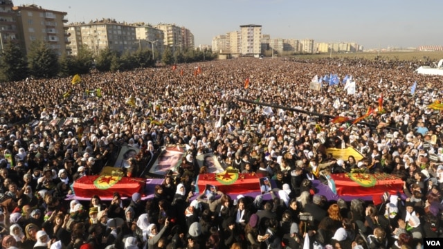 Ribuan warga Kurdi menghadiri pemakaman 3 aktivis Kurdi di kota Diyarbakir, Turki hari Kamis (17/1). 