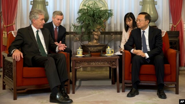 Thứ trưởng Ngoại giao William Burns (trái) và Ủy viên Quốc vụ viện Trung Quốc Dương Khiết Trì tại cuộc họp ở  Trung Nam Hai, 22/1/14