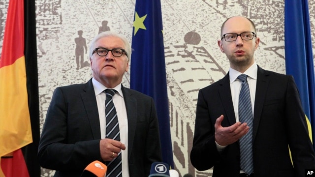 Ngoại trưởng Đức Frank-Walter Steinmeier (trái) và Thủ tướng Ukraina Arseniy Yatsenyuk trong cuộc họp báo ở Kiev, Ukraine, ngày 13/5/2014.