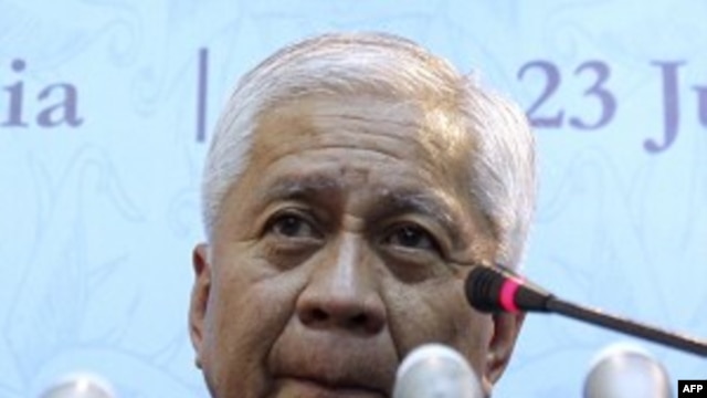 Ngoại trưởng Philippines Albert Del Rosario