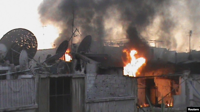 Lửa bốc lên sau pháo kích tại Juret al-Shayah, Homs (18/7/2012)
