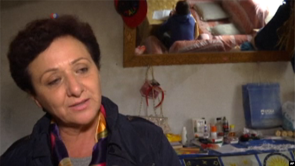 Mësuesja rrezikon jetën për t’u dhënë mësim fëmijëve të ngujuar në Shqipëri