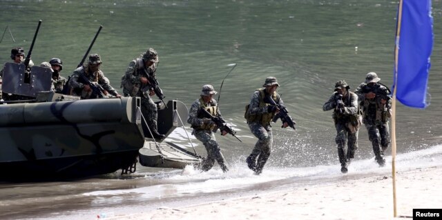 Binh sĩ thủy quân lục chiến Philippines trong cuộc tập trận tấn công đổ bộ trên bãi biển với thủy quân lục chiến Mỹ.