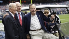 George H.W. Bush, derecha, se encuentra estable, pero médicos prefieren mantenerlo hospitalizado. En esta foto llegó hasta un partido de fútbol en Houston, el pasado 4 de noviembre.