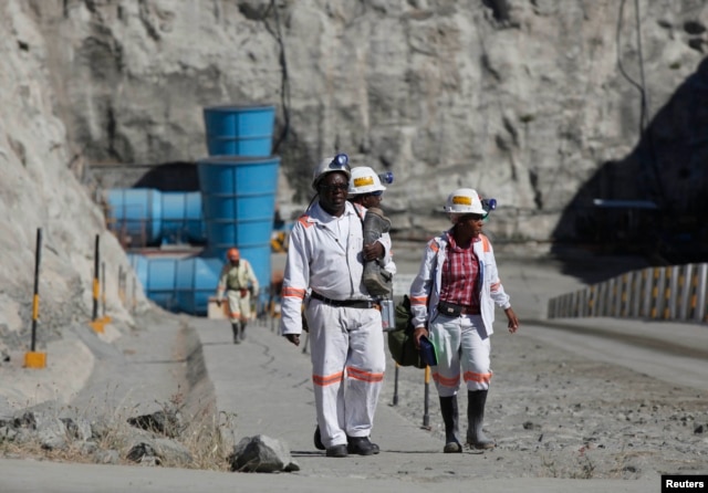 FILE - Workers return from a shift at Zimplats' Ngwarati Mine in Mhondoro-Ngezi, May 30, 2014. A recent leak of documents alleges Zimplats used an offshore company to pay management salaries.