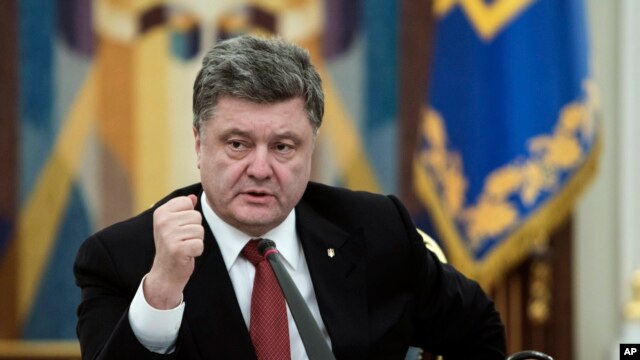 Tổng thống Ukraine Petro Poroshenko quyết định tìm kiếm sự trợ giúp của quốc tế sau cuộc họp khuya thứ tư với Hội đồng An ninh và Quốc phòng Ukraine, ngày 18/2/2015.
