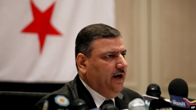 Ex primer ministro de Siria Riad Hijab habla en una conferencia de prensa en un hotel en Amman, Jordania, el martes 14 de agosto de 2012.