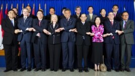 U.S. Secretary of State Hillary Rodham Clinton, 4th left, joins hands with ASEAN Secretary-General Surin Pitsuwan and ASEAN leaders during a meeting at the ASEAN Secretariat in Jakarta, Indonesia September 4, 2012.