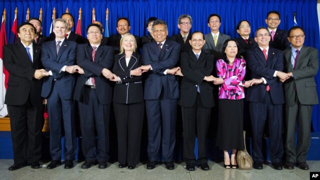U.S. Secretary of State Hillary Rodham Clinton, 4th left, joins hands with ASEAN Secretary-General Surin Pitsuwan and ASEAN leaders during a meeting at the ASEAN Secretariat in Jakarta, Indonesia September 4, 2012.