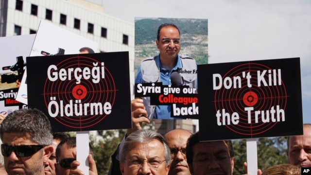 Turkish journalists demand Syria free their colleagues during a march to the Syrian Embassy in Ankara, Aug. 31, 2012.