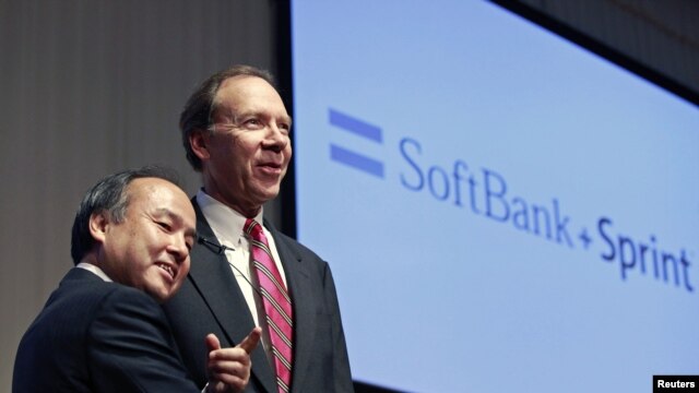 Chủ tịch Softbank Corp Masayoshi Son (trái) bắt tay với ông Dan Hesse, chủ tịch và giám đốc điều hành của Tổng công ty Sprint Nextel, tại một cuộc họp báo chung ở Tokyo, ngày 15/10/2012