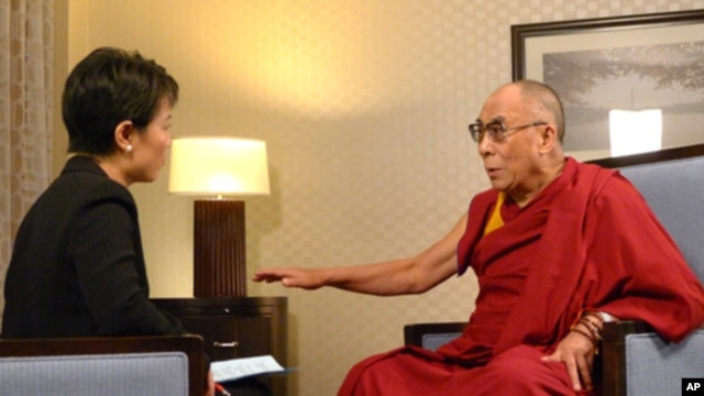 VOA's Xin Chen interviews the Dalai Lama at the Washington Hilton in Washington, D.C., July 12, 2011.