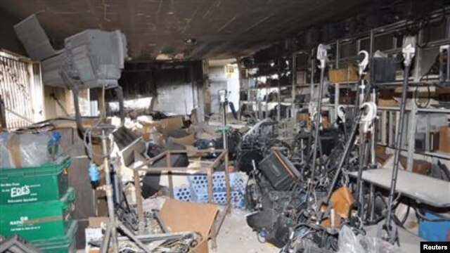 Así ha quedado la sede de la televisión pro-Assad Al-Ikhbariya tras el ataque perpetrado este miércoles. Tres periodistas y cuatro guardias de seguridad han muerto en el asalto. 