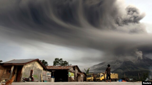 Dân làng Sibintun nhìn núi lửa Sinabung phun tro bụi lên không trung, ngày 18/11/2013.