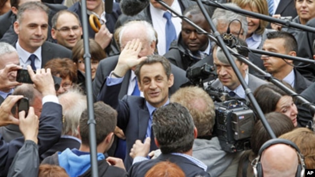 French President Nicolas Sarkozy (C), UMP party candidate for re-election in the 2012 French presidential elections, waves as he arrives to Chateaurenard before a campaign rally in Avignon, France, April 30, 2012.