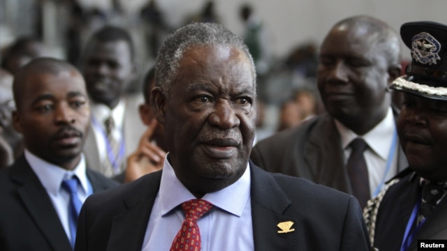Tổng thống Zambia Michael Sata nói chuyện với các nhà báo tại hội nghị thượng đỉnh châu Phi lần thứ 18 tại Addis Ababa, Ethiopia.