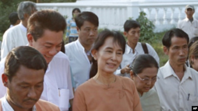 Aung San Suu Kyi walks with her National League for Democracy  party members after visiting her mother's tomb on her 22nd death anniversary, Rangoon, Burma, 27 Dec 2010.