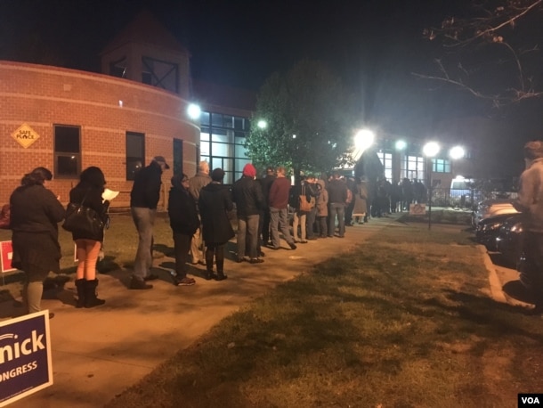 Voters in Alexandria, Virginia, just outside Washington DC, lineup before dawn to cast their vote on Election Day. (J. Randle/VOA)