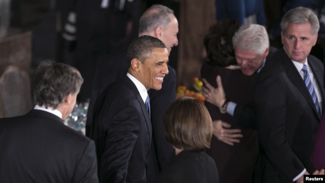 Usai upacara pelantikan, Presiden Obama dan para pejabat AS lainnya melakukan santap siang di aula Statuary Hall, Gedung Capitol, Senin (21/1).  