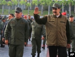 El presidente de Venezuela, Nicolás Maduro (derecha), acompañado por su ministro de Defensa Vladimir Padrino Lopez, saluda a su llegada al Fuerte Tiuna, en Caracas, Venezuela, el 2 de mayo de 2019.