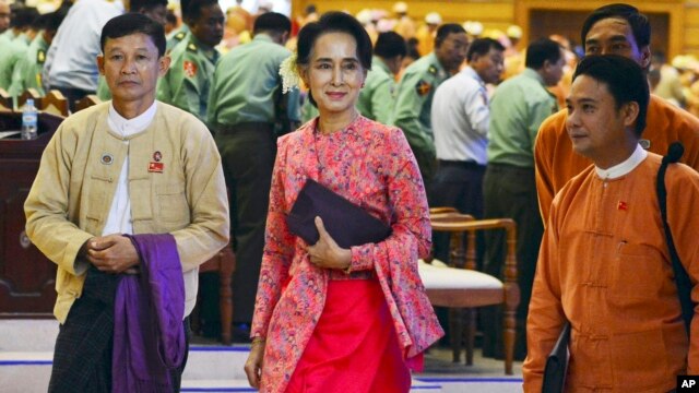 Lãnh tụ dân chủ Aung San Suu Kyi dẫn đầu các nhà lập pháp mới được bầu từ đảng Liên minh dân chủ Toàn quốc NLD của bà vào quốc hội nằm tại thủ đô Naypyitaw, ngày 1/2/2016.