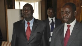 Michel Am-Nondokro Djotodia (L), umukuru w'urunani Seleka rurwanya ubutegetsii mu gihugu ca Republika ya Centre Afrika of Central African, ari kumwe na President Francois Bozize (R)  igihe c'ibiganiro vy'amahoro n'intunwa za reta hamwe n'abagwanya ubutegetsi , I Libreville mu gihugu ca Gabon.