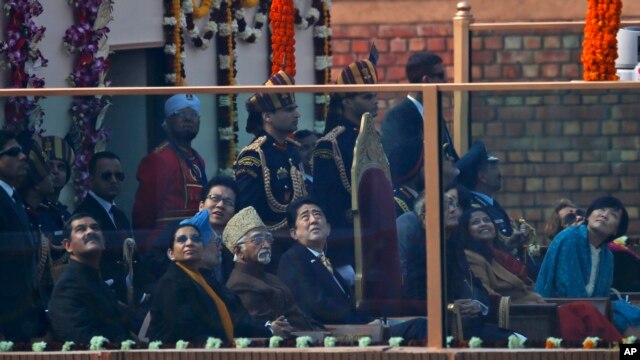 Thủ tướng Nhật Bản Shinzo Abe (giữa) nhìn các chiến đấu cơ của Ấn Độ bay biểu diễn trong buổi lễ mừng Ngày Cộng hòa của Ấn Độ. Ông là vị khách chính Ấn Độ mời đến thăm hôm 26/1/14