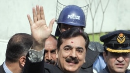 Pakistan's Prime Minister Yusuf Raza Gilani waves after arriving at the Supreme Court in Islamabad, April 26, 2012.