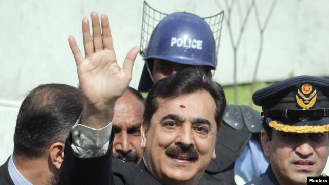 Pakistan's Prime Minister Yusuf Raza Gilani waves after arriving at the Supreme Court in Islamabad, April 26, 2012.
