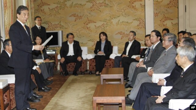 Kiyoshi Kurokawa, left, chairman of the Fukushima Nuclear Accident Independent Investigation Commission, speaks to lawmakers before handing over its final report to Lower House Chairman Takahiro Yokomichi, July 5, 2012.
