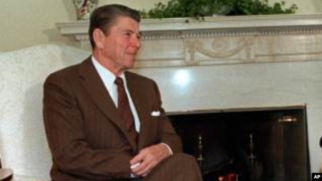 Ronald Reagan di Ruang Oval, Gedung Putih, saat menjabat sebagai presiden. (Foto: Dok)