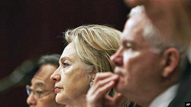 From left, Energy Secretary Steven Chu, Secretary of State Hillary Rodham Clinton, and Defense Secretary Robert Gates, testify before the Senate Armed Services Committee hearing on the new START Treaty, on Capitol Hill in Washington, 17 Jun 2010 (file pho