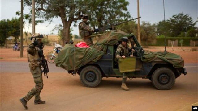 French soldiers stand at a crossroads as they arrive in the city of Sevare, about 620 kilometers north of Bamako, Mali, January 25, 2013.