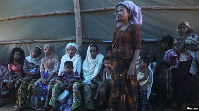Shofica Belcom, 25, menunggu bersama ibu-ibu Muslim Rohingya penghuni kamp pengungsi lainnya di klinik kesehatan Palang Merah Burma di Sittwe. (Foto: Reuters/Joe Cropp)